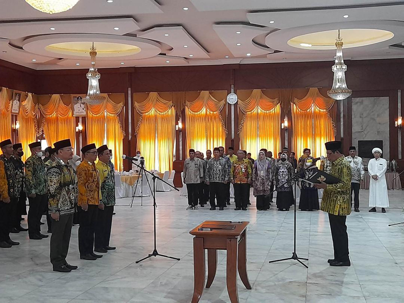 D:\2022\November 2022\24 November 2022\5\hal 5\Gubernur Kalimantan Selatan H Sahbirin Noor saat mengambil sumpah jabatan.jpg
