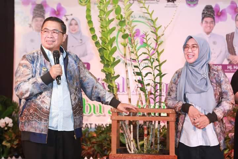 D:\2023\September 2023\26 September 2023\5\hal 5\Walikota Ibnu Sina dan istri Siti Wasilah berfoto dengan anggrek spesies baru.jpg