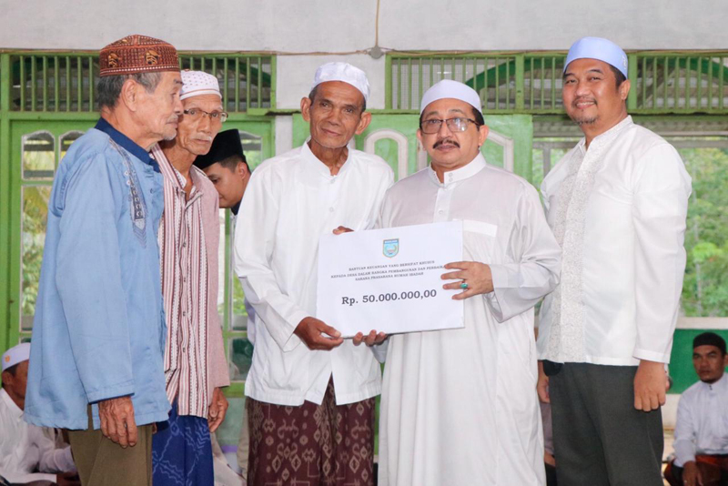 D:\2024\April 2024\1 April 2024\5\hal 5\Wakil Bupati Banjar Habib Idrus Al Habsyie (kedua dari kanan) menyerahkan.jpg