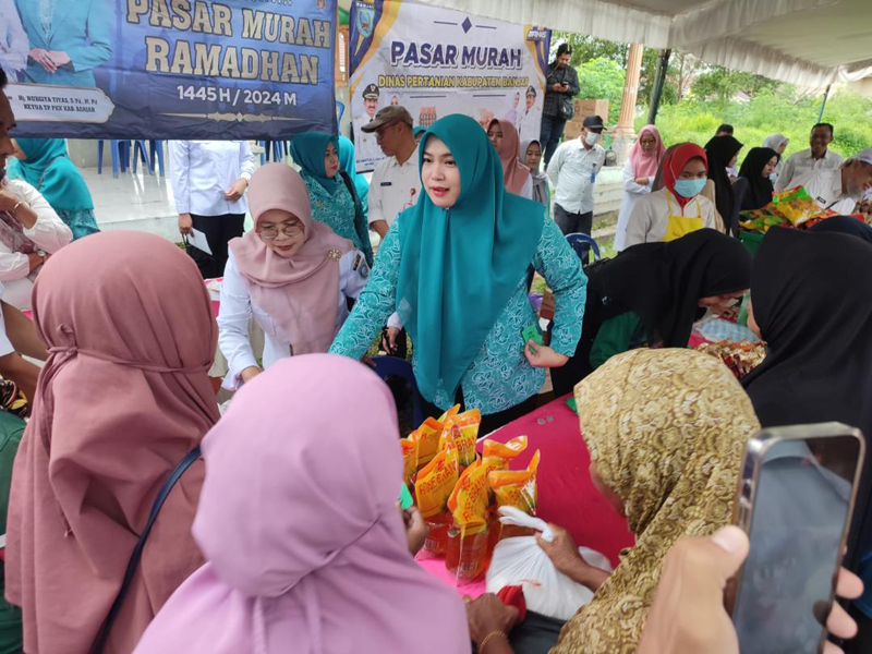 D:\2024\Maret 2024\14 Maret 2024\5\hal 5\Ketua Tim Penggerak PKK Kabupaten Banjar Hj Nurgita Tiyas turut melayani.jpg
