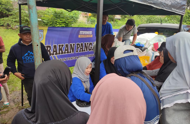 D:\2024\Maret 2024\15 Maret 2024\5\hal 5\Warga ramai mendatangi stan DKPP Kabupaten Banjar.jpg