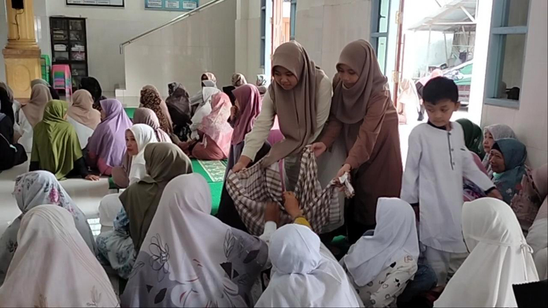 D:\2024\Maret 2024\17 Maret 2024\5\hal 5\jemaah Mesjid Al Muhajirin sukarela memberikan infak.jpg