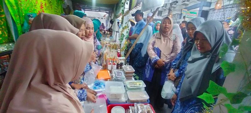 D:\2024\Maret 2024\17 Maret 2024\5\hal 5\Pasar Wadai Ramadan Banjarmasin yang menjual aneka makan.jpg
