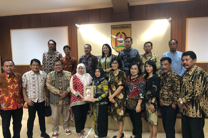D:\2024\Maret 2024\17 Maret 2024\5\hal 5\Rombongan Panitia Khusus DPRD Surakarta foto bersama dengan Kepala Bagian.jpg