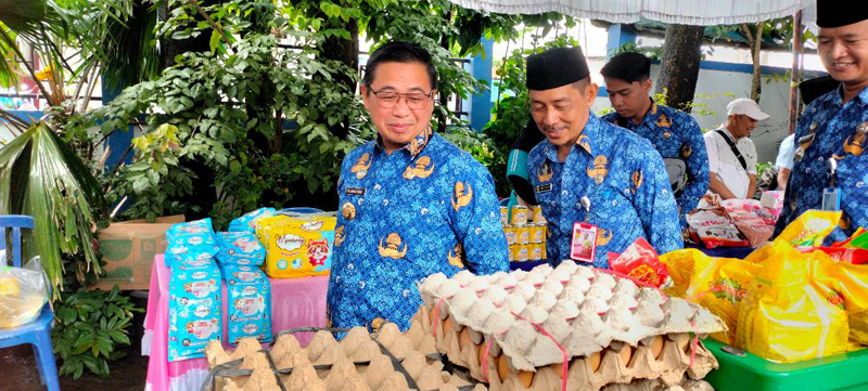 D:\2024\Maret 2024\19 Maret 2024\5\hal 5\Wali Kota Ibnu Sina keninjau bazar pasar murah.jpg