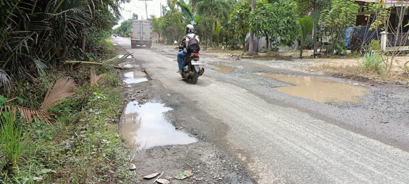 D:\2024\Maret 2024\20 Maret 2024\2\2\New Folder\Warga Pabaungan Keluhkan Jalan Rusak.jpg
