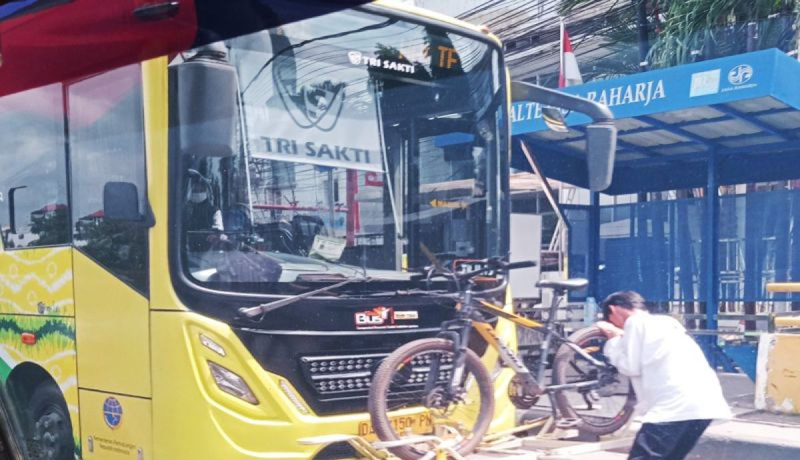 D:\2024\Maret 2024\20 Maret 2024\5\hal 5\Bus Trans Banjarmasin menjemput penumpang di salah satu halte.jpg