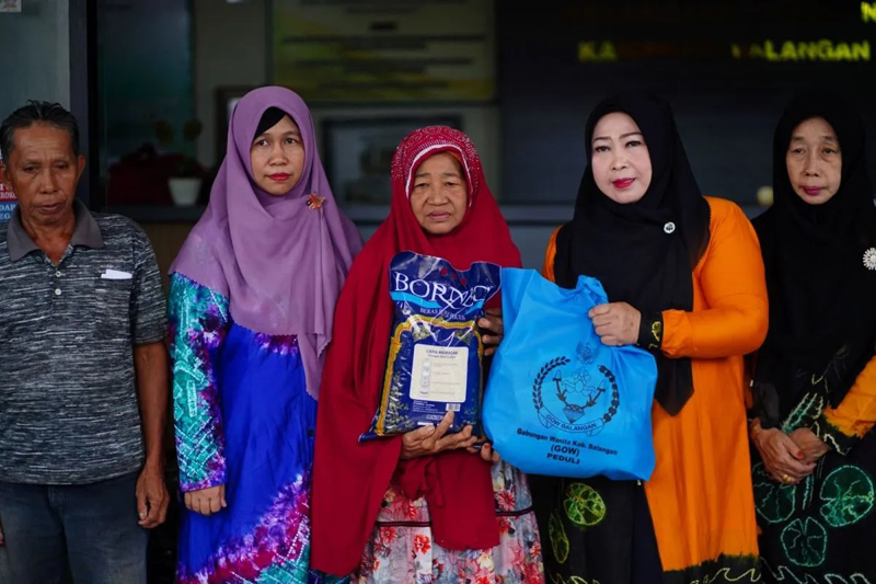 D:\2024\Maret 2024\22 Maret 2024\2\2\New Folder\GOW Balangan Bagikan Paket Sembako.jpg