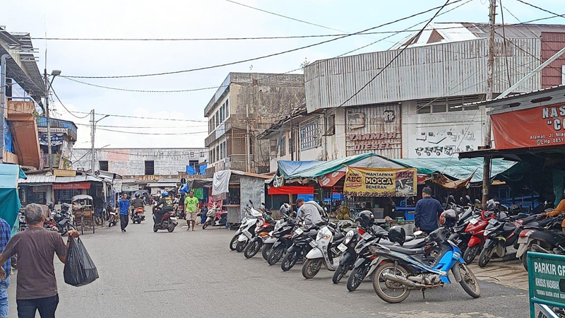 D:\2024\Maret 2024\22 Maret 2024\5\hal 5\Salah satu titik parkir di pasar Banjarmasin.jpg