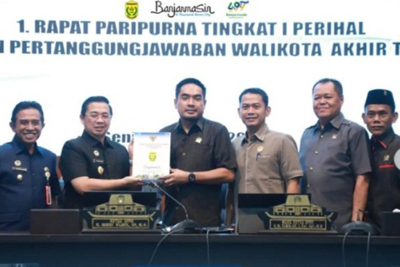 D:\2024\Maret 2024\26 Maret 2024\5\hal 5\WALIKOTA Ibnu Sina didamping wakilnya.jpg