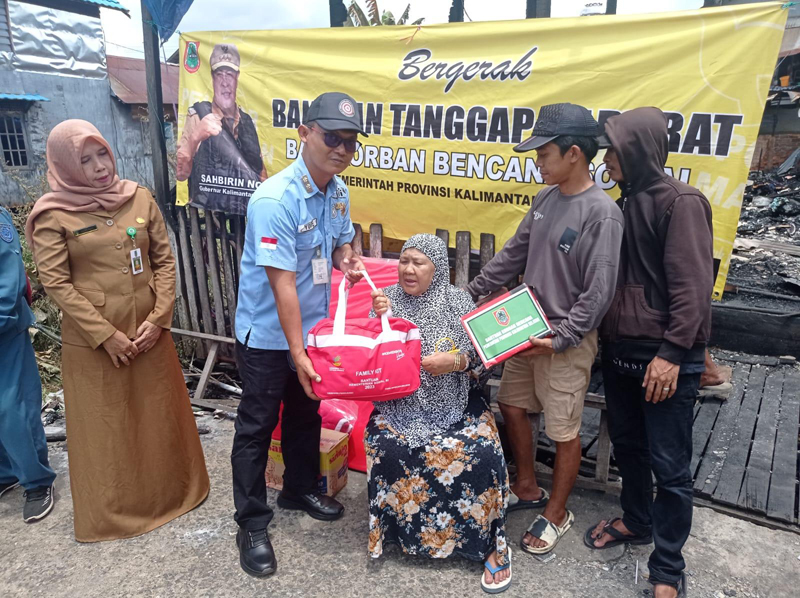 D:\2024\Maret 2024\27 Maret 2024\2\2\New Folder\Paman Birin Bantu Korban Kebakaran.jpg