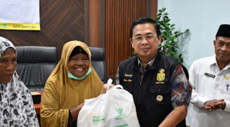 D:\2024\Maret 2024\27 Maret 2024\5\hal 5\Wali Kota Banjarmasin H Ibnu Sina bekerja sama dengan Baznas setempat memberikan paket.jpg