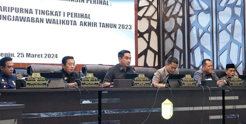 D:\2024\Maret 2024\27 Maret 2024\5\hal 5\Wali Kota Banjarmasin Ibnu Sina (kedua kiri) menyampaikan Laporan.jpg