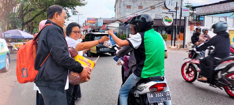 D:\2024\Maret 2024\28 Maret 2024\5\hal 5\UPTD PPA Banjarmasin membagikan leaflet kepada masyarakat .jpg