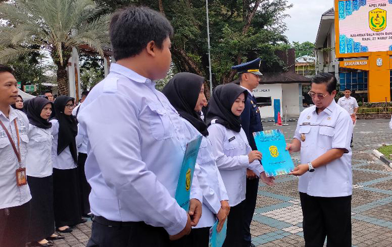 D:\2024\Maret 2024\28 Maret 2024\5\hal 5\Walikota Ibnu Sina serahkan SK untuk pegawai PPPK di pemko Banjarmasin.jpg