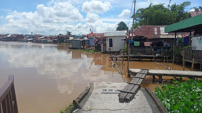 D:\2024\Maret 2024\7 Maret 2024\5\hal 5\Titian ambruk di Kelurahan Surgi Mufti Banjarmasin, pada November 2023 yang lalu, hingga kini belum diperbaiki..jpg
