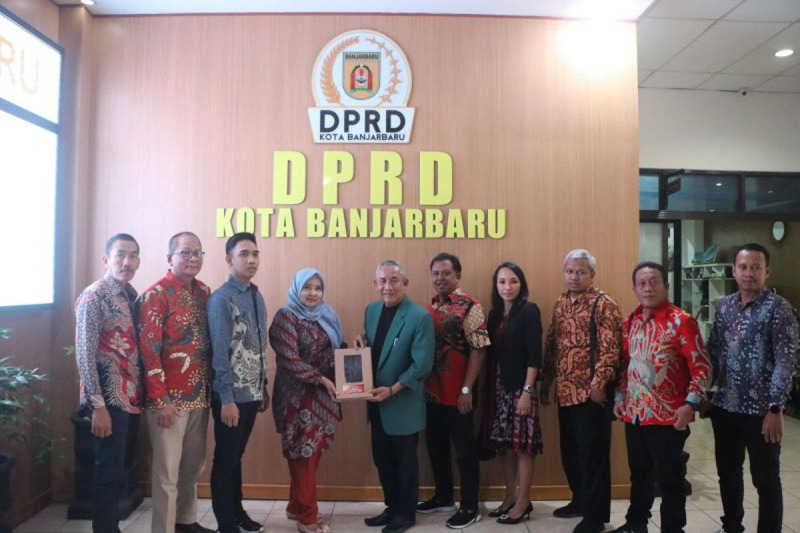 D:\2024\Maret 2024\7 Maret 2024\5\hal 5\Wakil Ketua II DPRD Kota Banjarbaru Napsiani Samandi (jas hijau) menerima kunjungan kerja.jpg