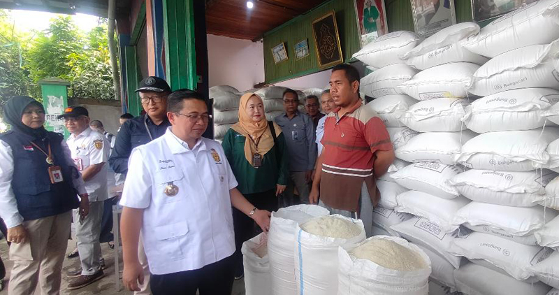 D:\2024\Maret 2024\7 Maret 2024\5\hal 5\Walikota memantau distributor beras dan telur di wilayah pekauman.jpg