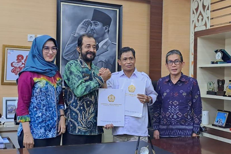 D:\2024\Maret 2024\8 Maret 2024\5\hal 5\hal 5\Ketua KPID Kalsel, HM Farid Soufian berfoto usai penandatangan nota kesepahaman.jpg
