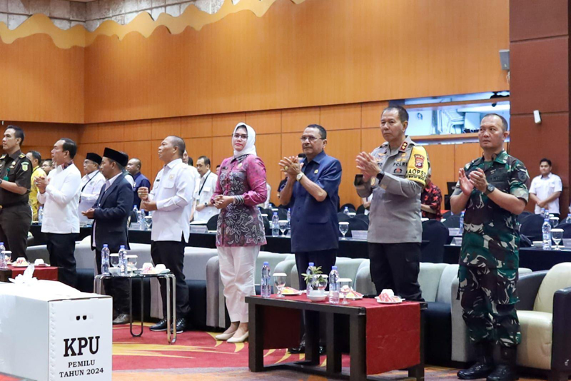 D:\2024\Maret 2024\8 Maret 2024\5\hal 5\hal 5\Ketua DPRD Provinsi Kalsel DR (HC) H Supian HK SH MH saat menghadiri rapat pleno.jpg