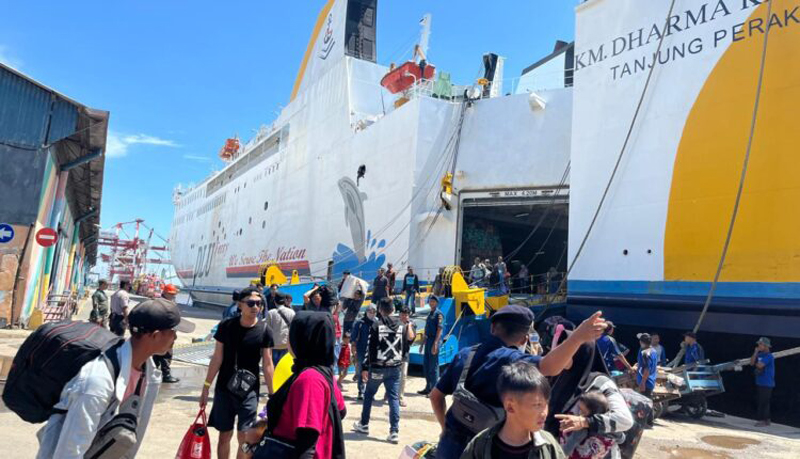 D:\2024\April 2024\16 April 2024\5\hal 5\Ribuan penumpang yang turun dari KM Dharma Kartika di Pelabuhan Trisakti Banjarmasin.jpg