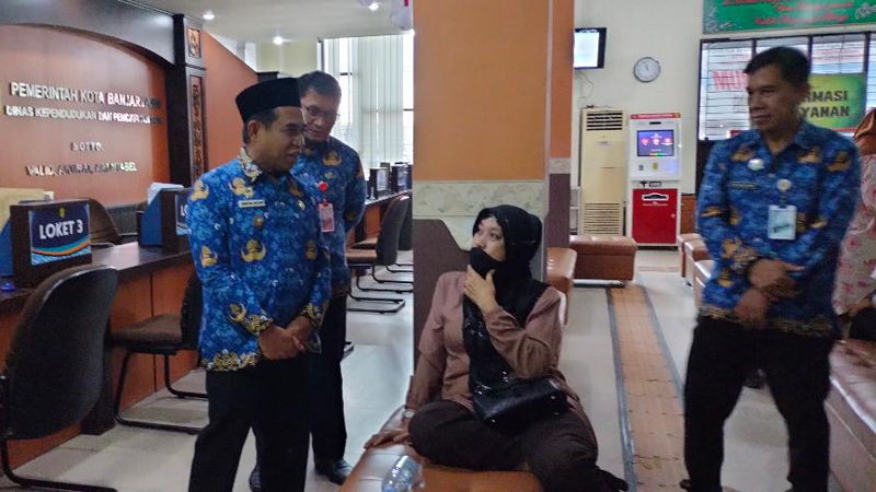 D:\2024\April 2024\18 April 2024\5\hal 5\hal 5\Wawali Arifin Noor memantau pelayanan administrasi kependudukan di kantor Disdukcapil.jpg