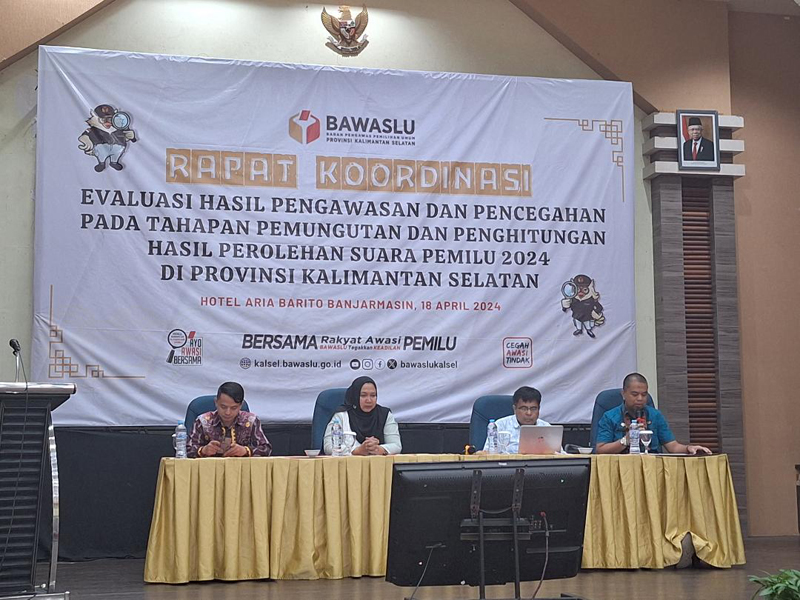 D:\2024\April 2024\19 April 2024\5\hal 5\Anggota Bawaslu Kalsel Thessa Aji Budiono bersama narasumber Akademisi ULM Dr Mahyuni MAP.jpg