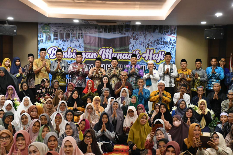 D:\2024\April 2024\19 April 2024\5\hal 5\Walikota Ibnu Sina berfoto bersama CJH kota Banjarmasin 2024.jpg