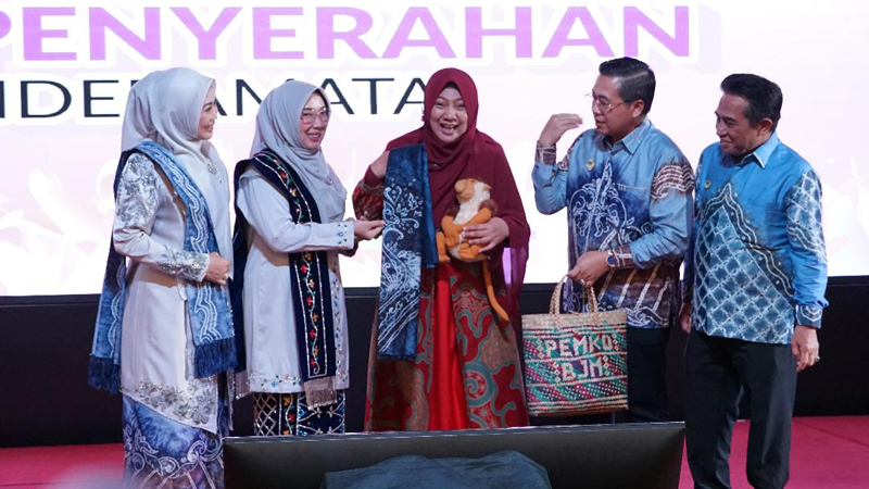 D:\2024\April 2024\22 April 2024\5\hal 5\Aisah Dahlan diapit Walikota Ibnu Sina, Arifin Noor dan para istri.jpg