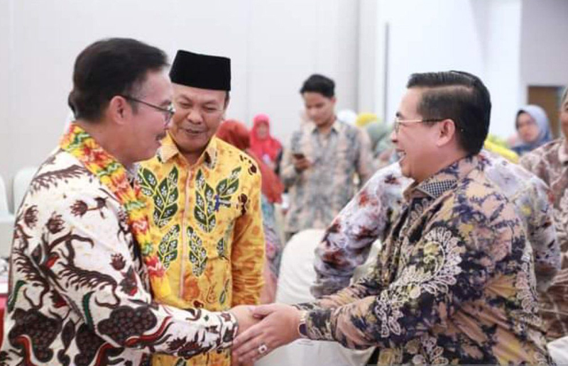 D:\2024\April 2024\22 April 2024\5\hal 5\Wali Kota Banjarmasin Ibnu Sina (kanan) bersalaman dengan Kepala BKKBN Hasto Wardoyo.jpg