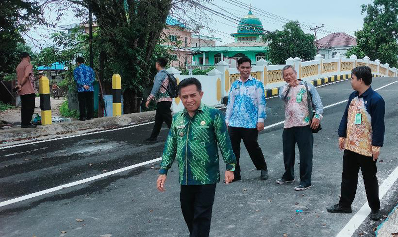 D:\2024\April 2024\22 April 2024\5\hal 5\Wawali Arifin Noor beberapa waktu lalu meninjau jembatan mantuil 1 yang sudah rampung.jpg