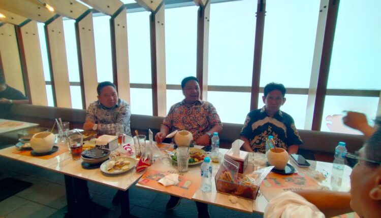 D:\2024\April 2024\30 April 2024\5\hal 5\hal 5\Pertemuan HM Rofiqi, Syaifullah Tamliha dan Antung Aman bicarakan Pilbup Banjar.jpg