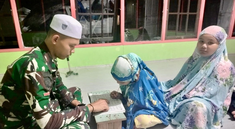 D:\2024\April 2024\30 April 2024\5\hal 5\hal 5\Satgas TMMD ke-119 Kodim 1007Banjarmasin menjadi guru ngaji bagi anak-anak.jpg