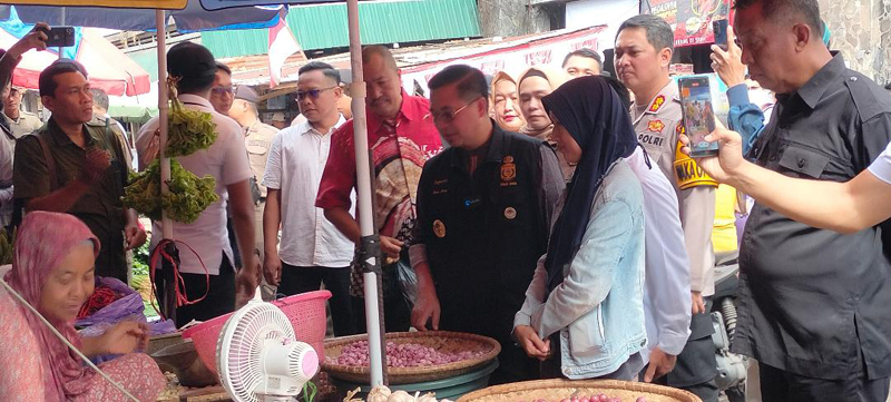 D:\2024\April 2024\4 April 2024\5\hal 5\hal 5\Walikota Ibnu Sina berbincang dg pedagang sayur di pasar antasari.jpg