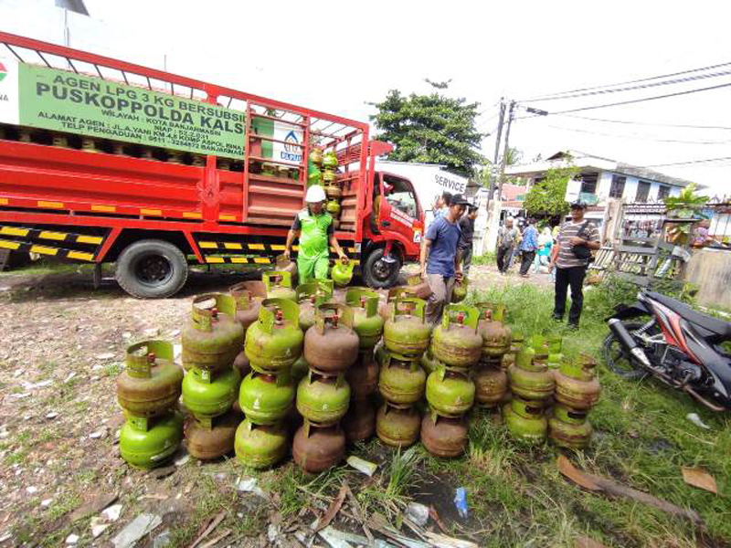 D:\2024\Mai 2024\20 Mei 2024\5\hal 5\hal 5\Operasi pasar LPG 3 kilogram yang sempat langka di 17 kelurahan di Banjarmasin, Jumat.jpg