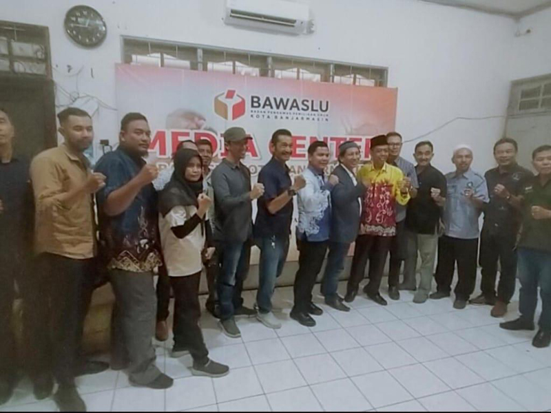 D:\2024\Mai 2024\21 Mei 2024\5\hal 5\Anang Misran - Aspihani Ideris disampingi 40 pwngacara seaat.JPG