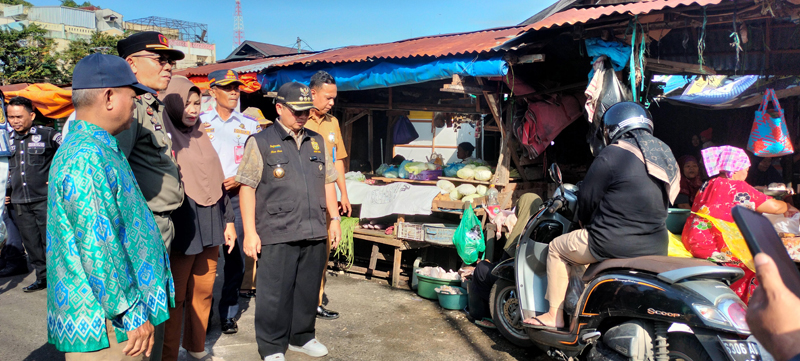 D:\2024\Mai 2024\21 Mei 2024\5\hal 5\Walikota Ibnu Sina memantau penyampaian SP 2 pada pedagang pasar lama.jpg