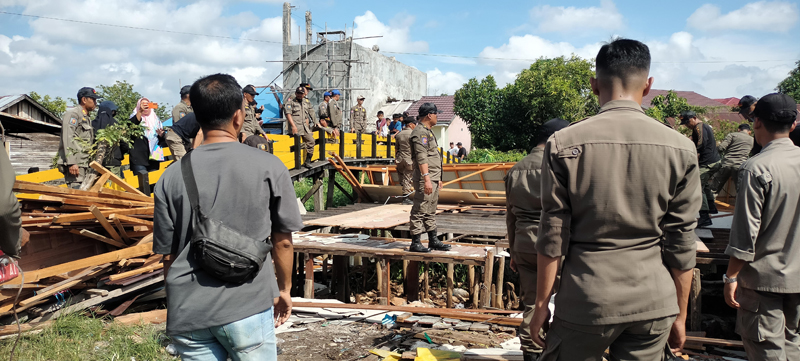 D:\2024\Mai 2024\22 Mei 2024\5\hal 5\Sstpol PP Banjarmasin tertinkan bangunan baru diatas sepandan sungai.jpg