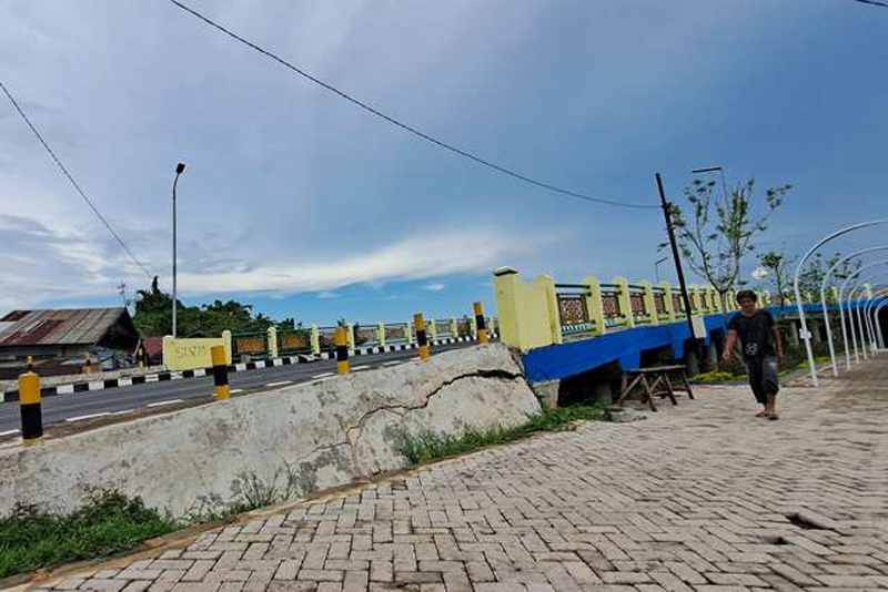 D:\2024\Mai 2024\27 Mei 2024\5\hal 5\KERETAKAN oprit jembatan Patih Masih.jpg