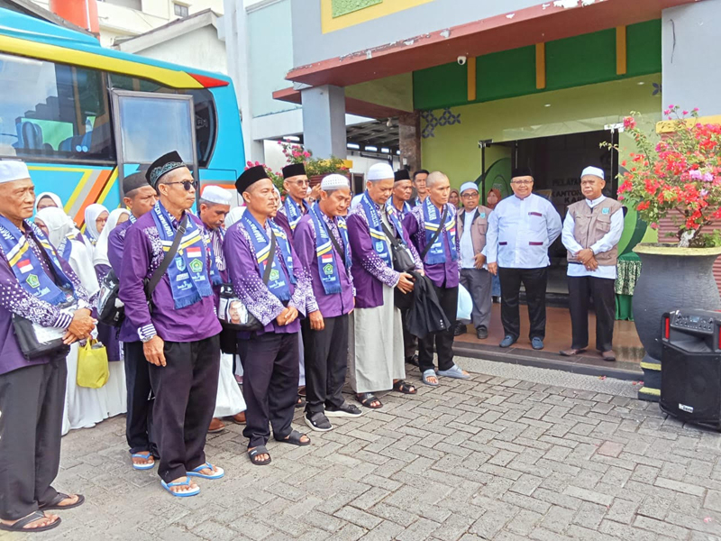 D:\2024\Mai 2024\27 Mei 2024\5\hal 5\Sebanyak 25 orang JCH asal Kabupaten Banjar dilepas di Halaman Kantor Kemenag Kabupaten Banja.jpg