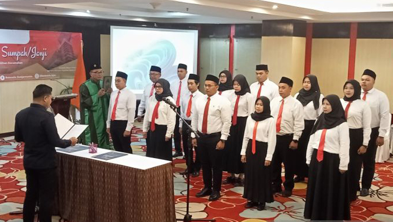 D:\2024\Mai 2024\28 Mei 2024\5\hal 5\hal 5\Ketua Bawaslu Kota Banjarmasin Muhammad Fachrizanoor saat mengambil sumpah Panwascam untuk Pilkada 2024 di Hotel G'sign.jpg