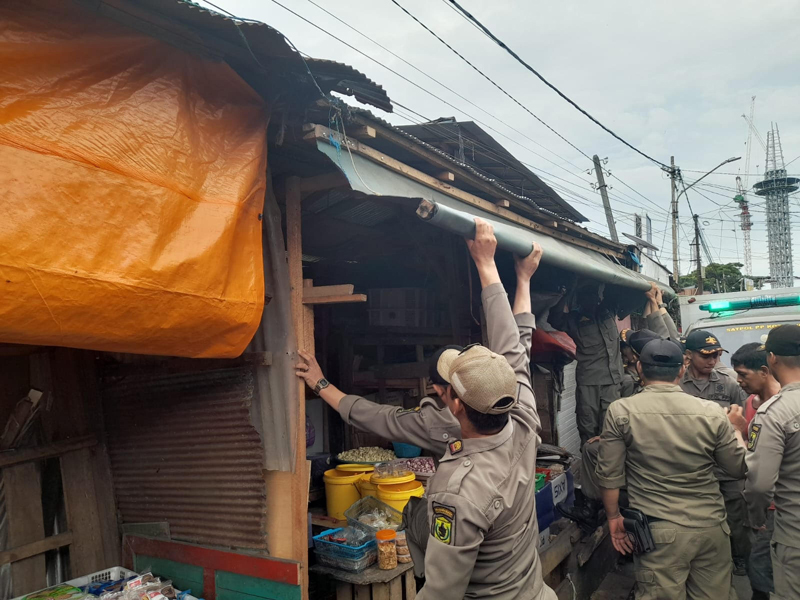 D:\2024\Mai 2024\28 Mei 2024\5\hal 5\hal 5\Personel Satpol PP Banjarmasin membantu membongkar atas dan tenda.jpg