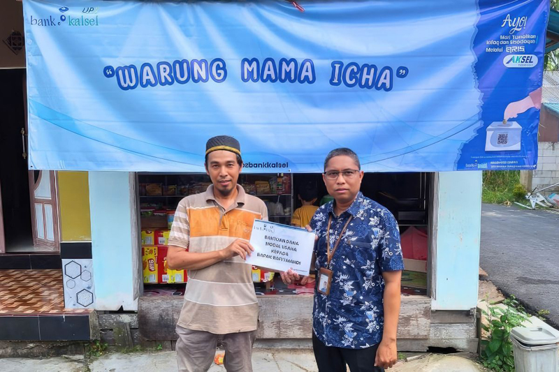 D:\2024\Mai 2024\29 Mei 2024\5\hal 5\Sekretaris UPZ Bank Kalsel Junaidi menyerahkan bantuan modal usaha.jpg