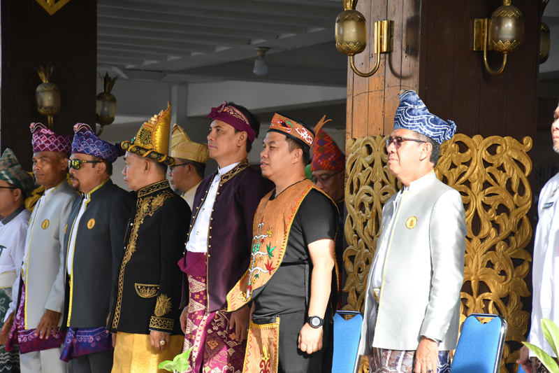 D:\2024\Mai 2024\3 Mei 2024\5\hal 5\Sejumlah kadis dilingkungan pemko Banjarmasin kenakan pakaian adat.jpg
