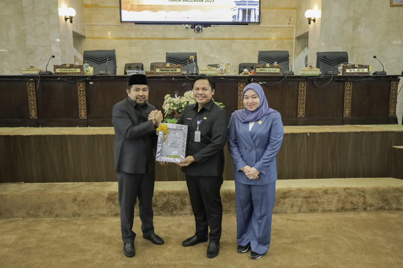 D:\2024\Mai 2024\3 Mei 2024\5\hal 5\Wakil Ketua DPRD Kalsel M Syaripuddin serahkan hasil persetujuan.jpg