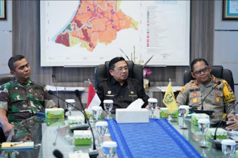 D:\2024\Mai 2024\30 Mei 2024\5\hal 5\Walikota Banjarmasin Ibnu Sina, Kapolresta Banjarmasin, Kombes Pol. Sabana Atmojo dan Dandim 1007 Banjarmasin, Letkol Inf Sigit Purwoko.jpg