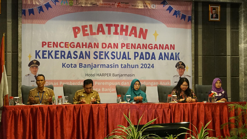 D:\2024\Mai 2024\30 Mei 2024\5\hal 5\Wawali Banjarmasin Arifin Noor dan Siti Ketua TP PKK.jpg
