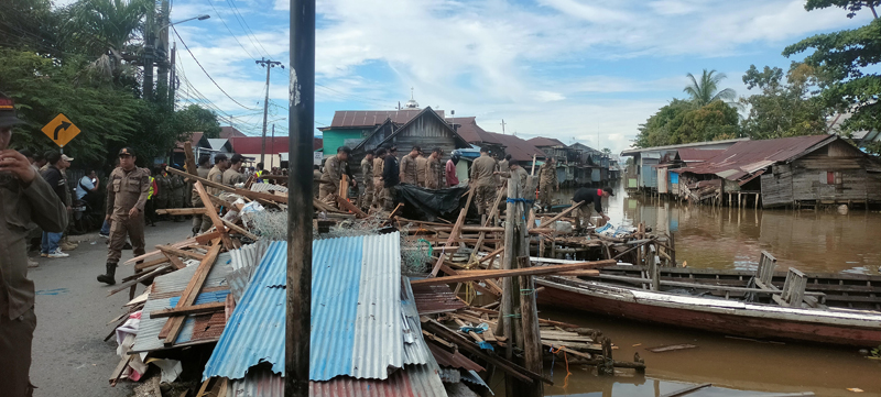 D:\2024\Mai 2024\31 Mei 2024\5\hal 5\hal 5\Puluhan personel Satpol PP Banjarmasin dikerahkan melakukan pembongkaran.jpg