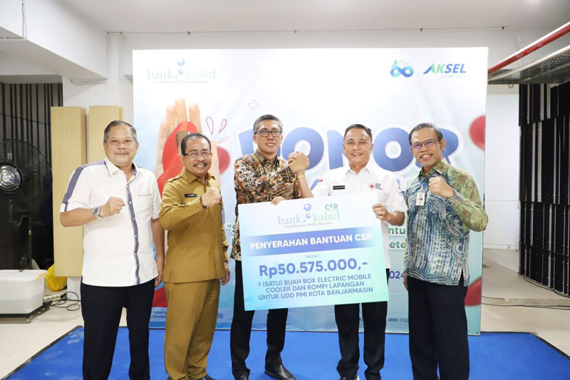 D:\2024\Mai 2024\8 Mei 2024\5\hal 5\Direktur Utama Bank Kalsel Fachruddin (tengah) menyerahkan bantuan.jpg