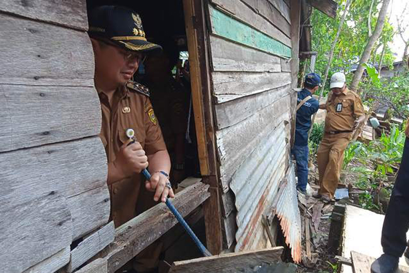 D:\2024\Mai 2024\8 Mei 2024\5\hal 5\H Ibnu Sina ketika memantau proses renovasi rumah milik penerima Rutilahu Hamdiah di Kuin Utara, beberapa waktu lalu..jpg